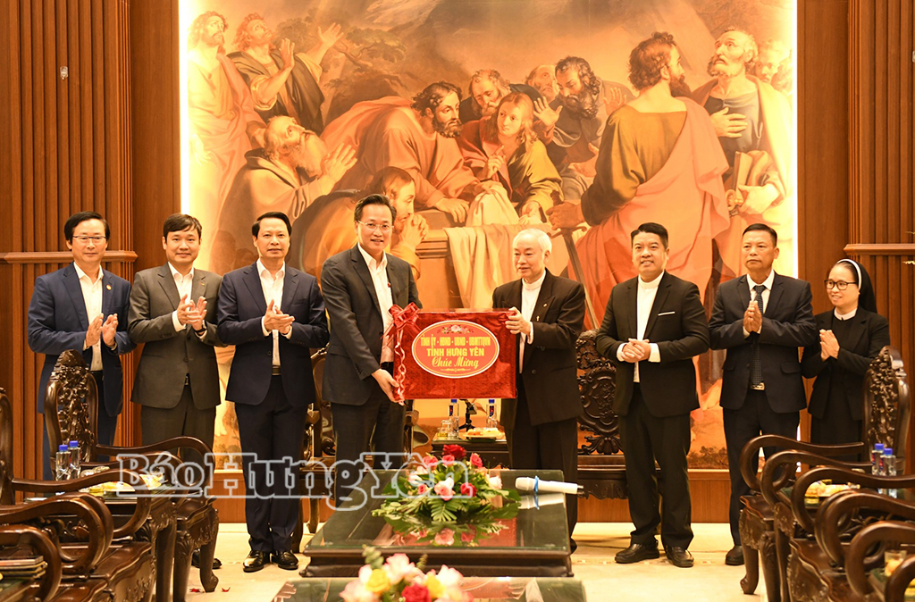 Đồng chí Bí thư Tỉnh ủy Nguyễn Hữu Nghĩa cùng các đại biểu  trao quà của Tỉnh ủy, HĐND, UBND, Ủy ban MTTQ Việt Nam tỉnh tặng Giáo xứ Cao Mại.