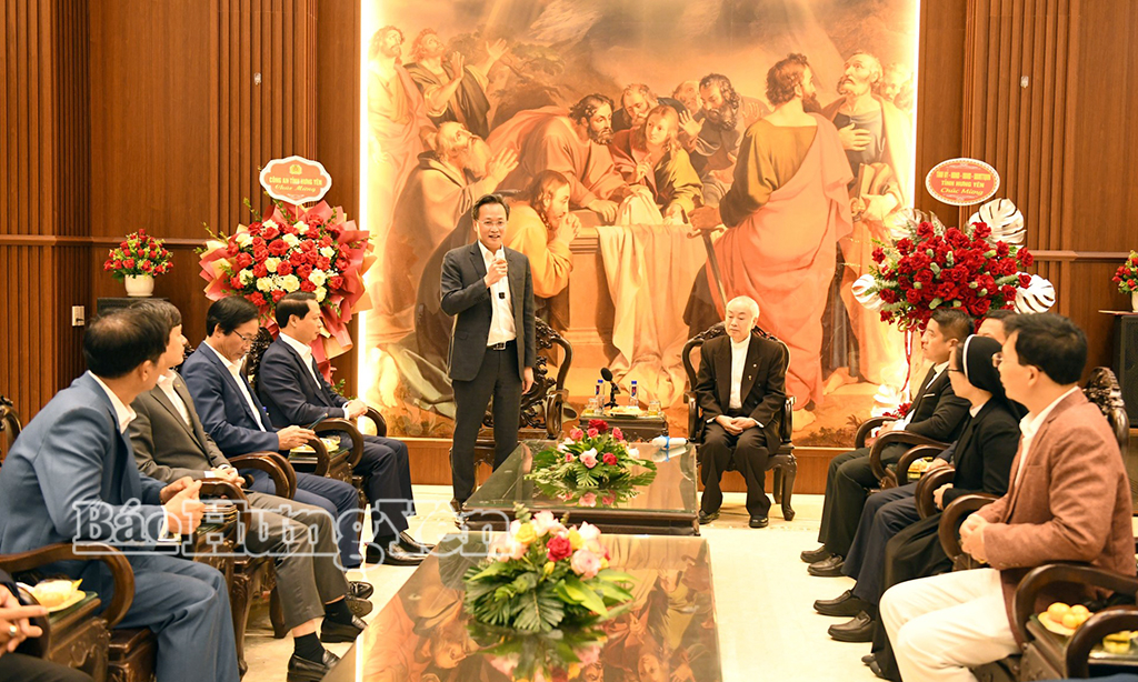 Đồng chí Bí thư Tỉnh ủy Nguyễn Hữu Nghĩa phát biểu chúc mừng Giáo xứ Cao Mại nhân dịp lễ Giáng sinh 2025.