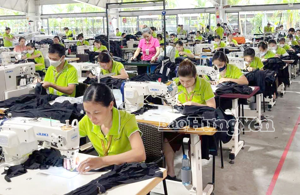 Công nhân Công ty Tân Đệ tập trung sản xuất hoàn thành đơn hàng cuối năm 2025.