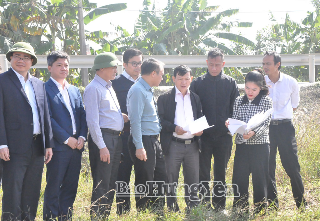 Kiểm tra thực địa mặt bằng khu vực người dân ký cam kết bàn giao mặt bằng sớm phục vụ lễ khởi công dự án Tuyến đường sắt Lào Cai - Hà Nội - Hải Phòng.