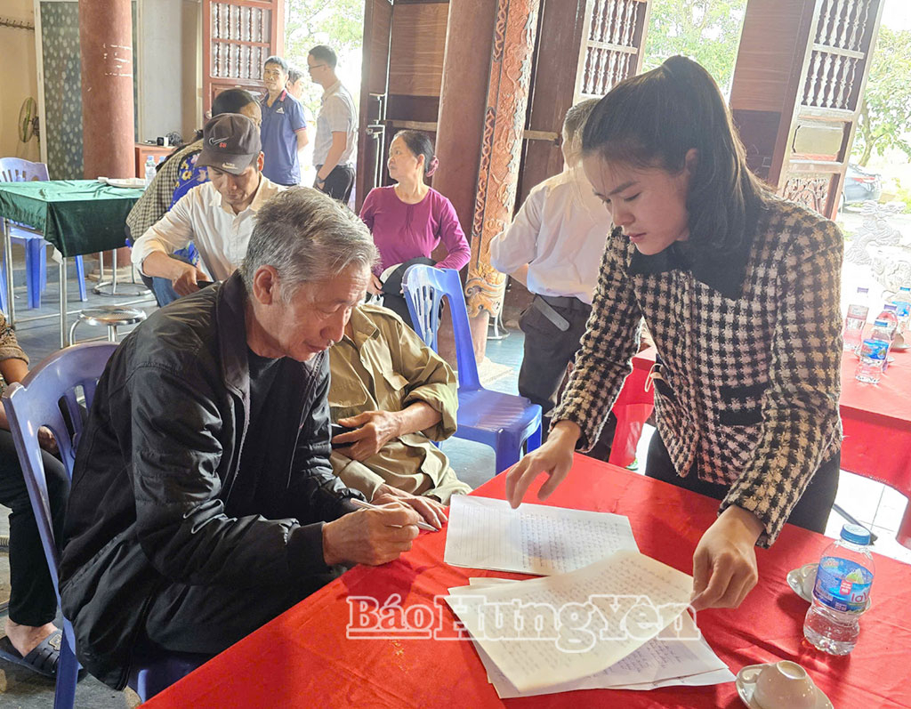 Người dân thôn Khuốc Bến, xã Đại Đồng ký biên bản họp dân đồng thuận, tạo điều kiện trong GPMB Dự án tuyến đường sắt Lào Cai - Hà Nội - Hải Phòng. 