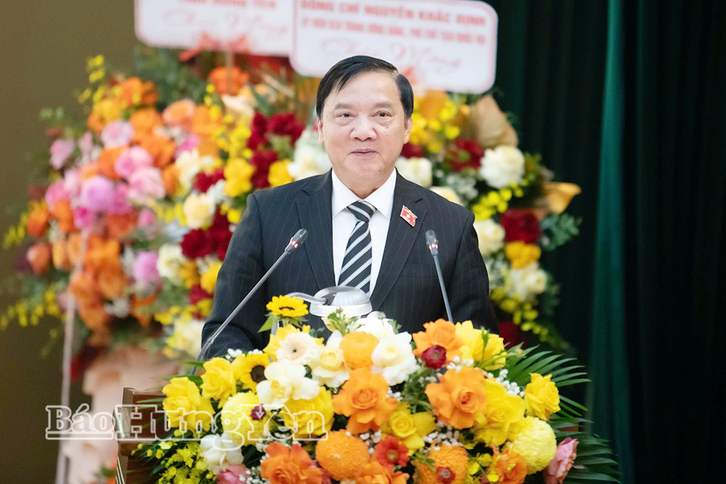 Đồng chí Phó Chủ tịch Quốc hội Nguyễn Khắc Định phát biểu tại hội nghị.