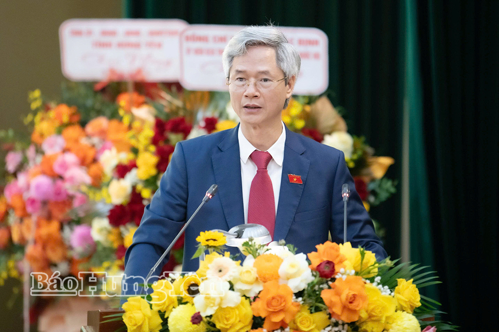 Đồng chí Trưởng đoàn đại biểu Quốc hội tỉnh Đào Hồng Vận phát biểu tại hội nghị.