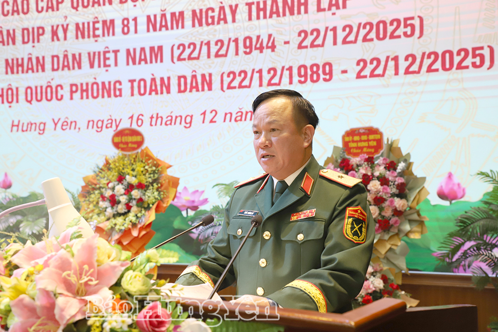 Thiếu tướng Khúc Thành Dư, Phó Chính ủy Quân khu 3 phát biểu tại buổi gặp mặt.