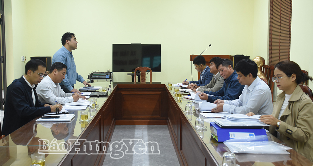 Tổ kiểm tra số 04 thuộc Đoàn kiểm tra của Ban Thường vụ VV88 casino tổ chức kiểm tra  tại xã Tân Tiến. Ảnh: Duy Tùng 