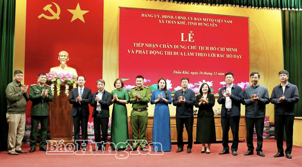 Đại diện lãnh đạo Đảng ủy, HĐND, UBND xã Thần Khê tiếp nhận tượng chân dung Chủ tịch Hồ Chí Minh.