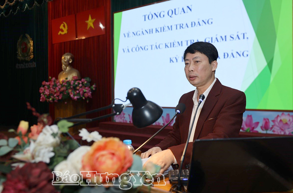 Báo cáo viên truyền đạt tại lớp bồi dưỡng.