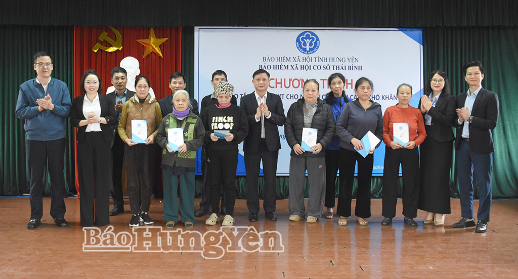 Lãnh đạo BHXH cơ sở Thái Bình, đại diện chính quyền các xã, phường và một số doanh nghiệp trao tặng thẻ BHYT cho người có hoàn cảnh khó khăn.