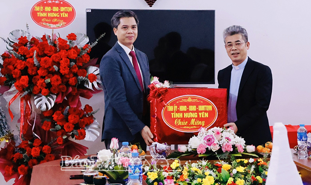 Đồng chí Nguyễn Văn Chiến, Ủy viên Ban Thường vụ, Trưởng Ban Tuyên giáo và Dân vận Tỉnh ủy tặng quà chúc mừng Giáo xứ Cao Xá nhân dịp Giáng sinh năm 2025.