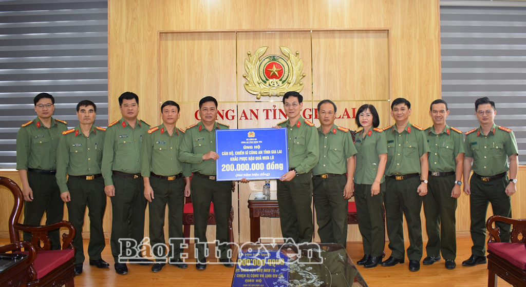 Đoàn công tác Công an tỉnh Hưng Yên trao tiền hỗ trợ Công an 3 tỉnh Khánh Hòa, Đắk Lắk và Gia Lai khắc phục hậu quả mưa lũ.