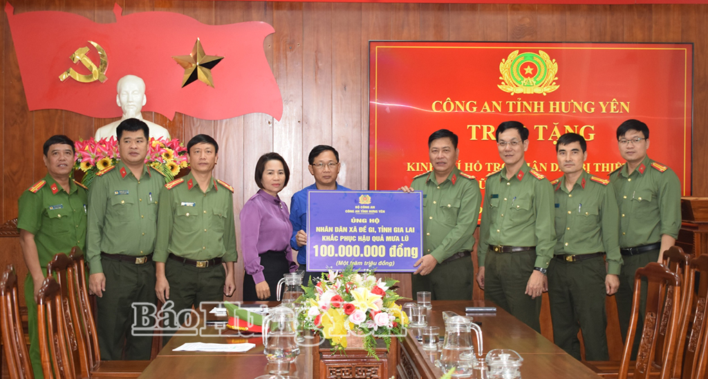 Đoàn công tác Công an tỉnh Hưng Yên trao tiền hỗ trợ các địa phương khắc phục hậu quả mưa lũ.