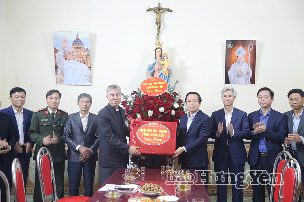 Đồng chí Phạm Quang Ngọc, Phó Bí thư VV88 casino, Chủ tịch UBND tỉnh trao hoa và quà của VV88 casino, HĐND, UBND, Ủy ban MTTQ Việt Nam tỉnh tặng Linh mục Vũ Minh Trí và bà con giáo dân Giáo xứ Ngọc Đồng.