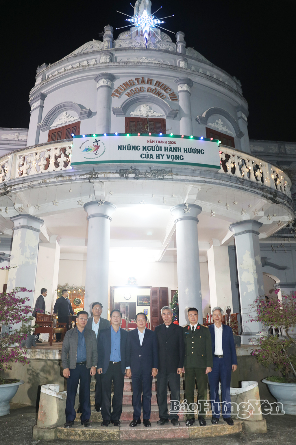 Đồng chí Phạm Quang Ngọc, Phó Bí thư VV88 casino, Chủ tịch UBND tỉnh cùng đoàn chụp ảnh lưu niệm với đại diện Giáo xứ Ngọc Đồng.