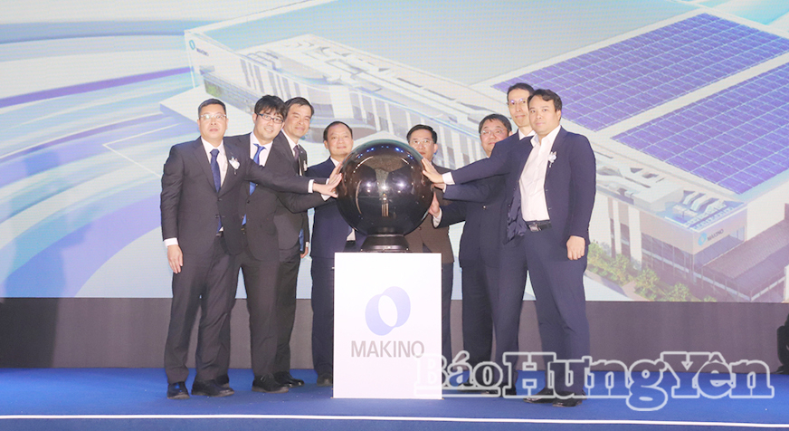 Các đại biểu thực hiện nghi lễ chính thức khánh thành nhà máy.