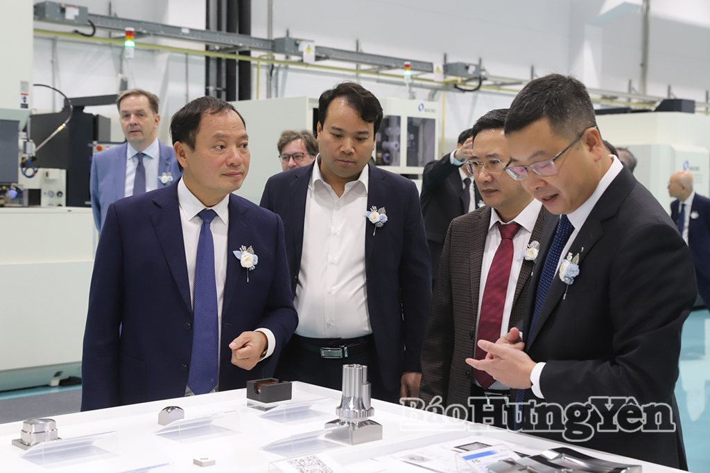 Đồng chí Trần Quốc Văn, Phó Bí thư Tỉnh ủy, Chủ tịch HĐND tỉnh nghe đại diện doanh nghiệp giới thiệu công nghệ của nhà máy.