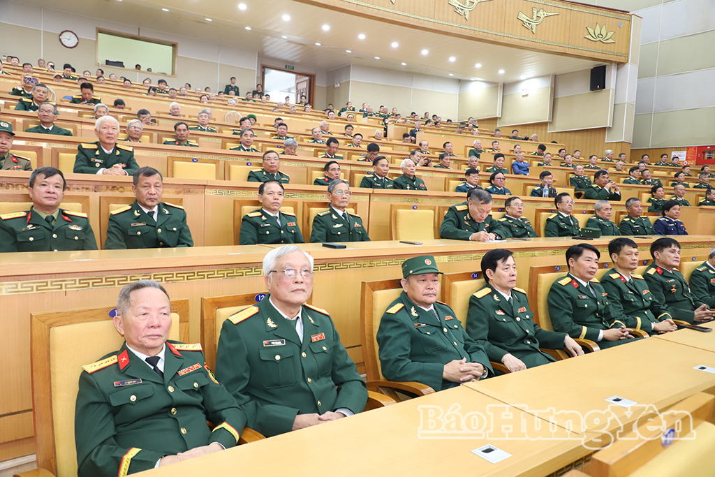 Các cán bộ Quân đội nghỉ hưu, nghỉ công tác dự buổi gặp mặt.