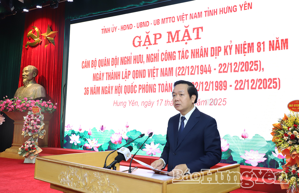 Đồng chí Chủ tịch UBND tỉnh Phạm Quang Ngọc phát biểu tại buổi gặp mặt.