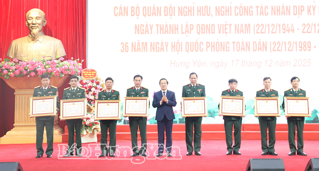 Thừa ủy quyền của Chủ tịch nước, đồng chí Chủ tịch UBND tỉnh Phạm Quang Ngọc trao Huân Chương bảo vệ Tổ quốc hạng Ba tặng cán bộ Quân đội nghỉ hưu, nghỉ công tác. 