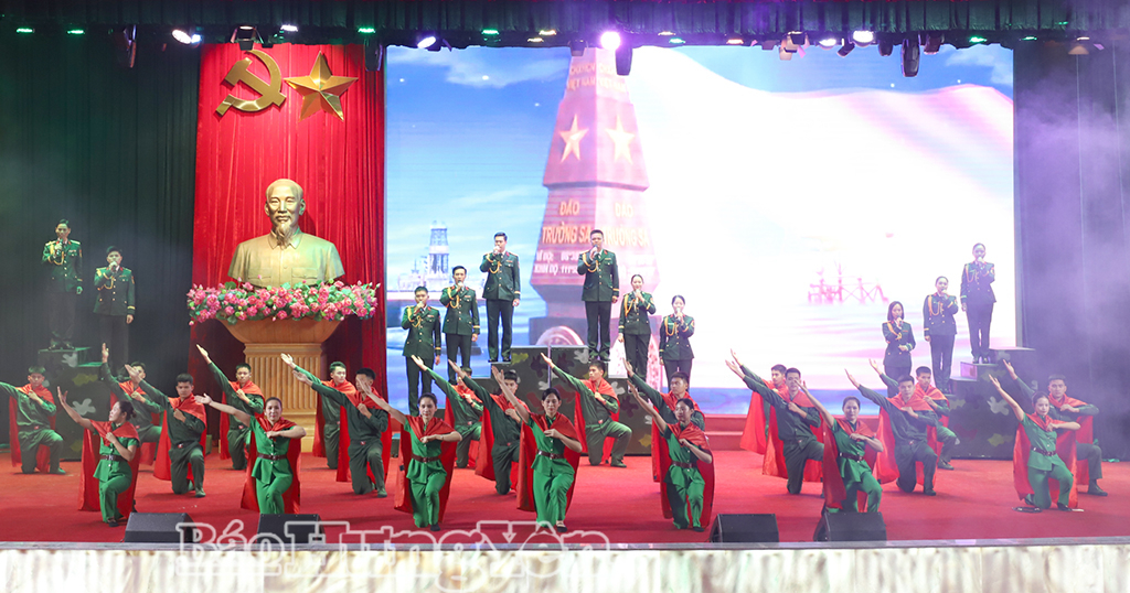 Một tiết mục văn nghệ tại buổi gặp mặt.