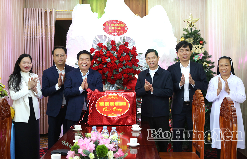 Đồng chí Nguyễn Quang Hưng, Ủy viên Ban Thường vụ, Chủ nhiệm Ủy ban Kiểm tra Tỉnh ủy tặng hoa và quà chúc mừng Giáo xứ Trung Đồng, xã Hưng Phú.