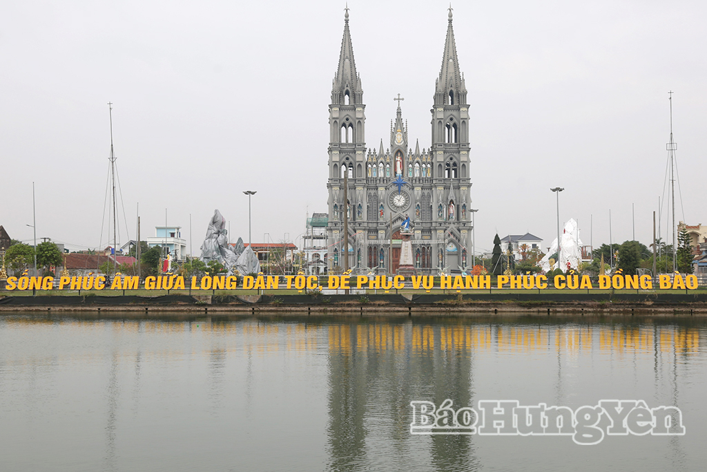 Giáo xứ Trung Đồng, xã Hưng Phú trang hoàng chào đón lễ Giáng sinh. Ảnh: Trịnh Cường 