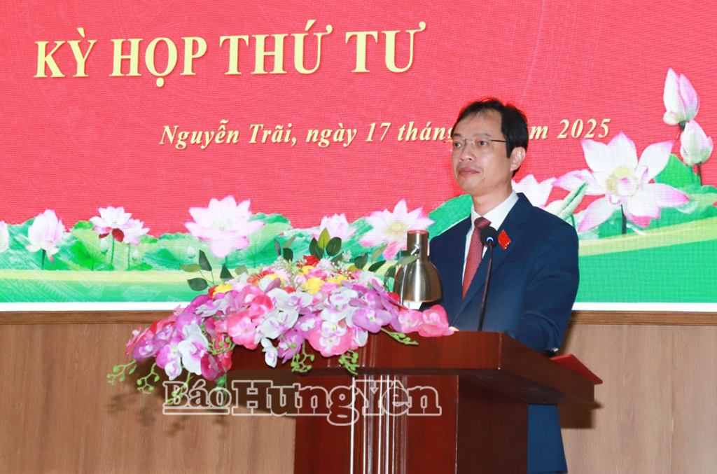 Chủ tịch HĐND xã Nguyễn Trãi phát biểu khai mạc kỳ họp. Ảnh: Đào Doan 