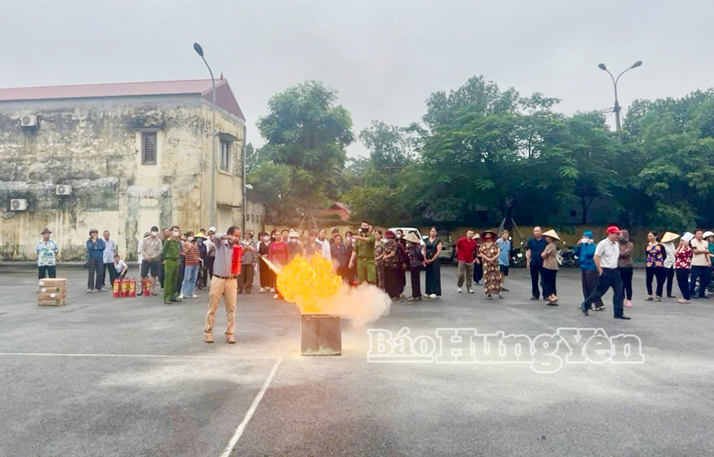 Chủ cơ sở sản xuất ở xã Như Quỳnh thực hành thao tác sử dụng bình chữa cháy.