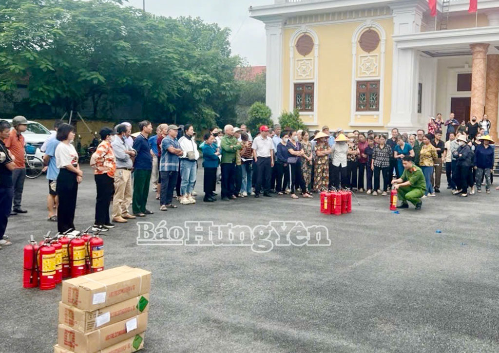 Công an xã Như Quỳnh tập huấn kỹ năng sử dụng bình chữa cháy cho các chủ cơ sở sản xuất trên địa bàn xã. 