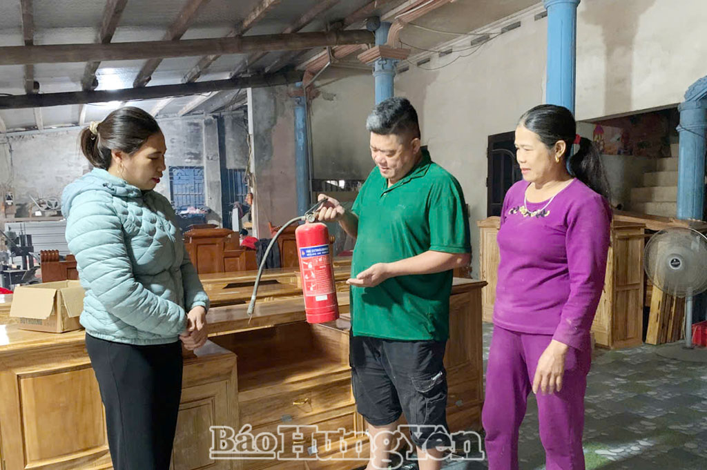 Các hộ sản xuất ở thôn Vế Đông, xã Ngự Thiên chủ động trang bị bình chữa cháy và thực hiện các biện pháp phòng ngừa cháy nổ. 