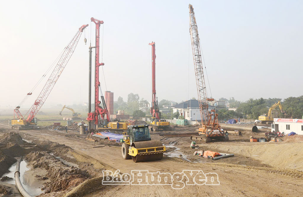 Thi công cầu vượt sông Trà Lý thuộc tuyến đường từ phường Thái Bình đi xã Hưng Hà kết nối với phường Phố Hiến.