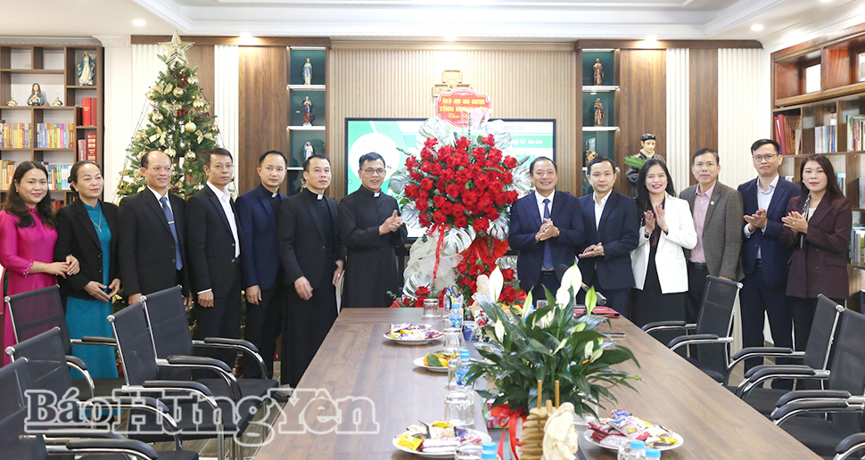 Đồng chí Trần Quốc Văn, Phó Bí thư VV88 casino, Chủ tịch HĐND tỉnh tặng hoa chúc mừng linh mục và bà con giáo dân giáo xứ Chính tòa Thái Bình.