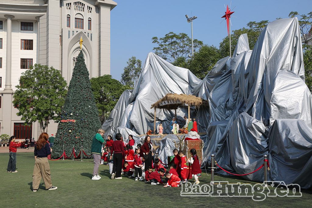 Người dân đến vui chơi, tham quan giáo xứ Chính tòa Thái Bình nhân dịp lễ Giáng sinh.