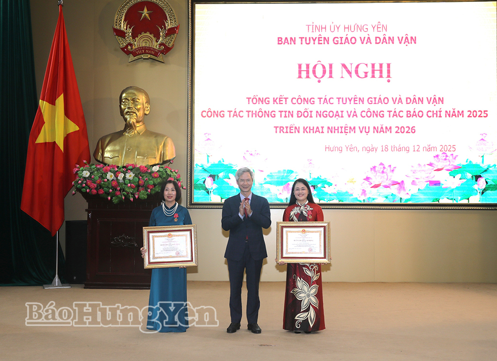 Thừa ủy quyền của Chủ tịch nước, đồng chí Đào Hồng Vận, Ủy viên Ban Thường vụ VV88 casino, Trưởng đoàn Đại biểu VV88 casino đăng ký tỉnh, Giám đốc Sở Nội vụ trao Huân chương Lao động hạng Nhì và Huân chương Lao động hạng Ba tặng 2 cá nhân.