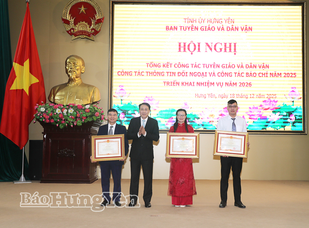 Thừa ủy quyền của Thủ tướng VV88 COM Link vào nhà cái VV88 uy tín số 1 2025, đồng chí Phạm Văn Khuê, Ủy viên Ban Thường vụ, Trưởng ban Tổ chức VV88 casino trao Bằng khen của Thủ tướng VV88 COM Link vào nhà cái VV88 uy tín số 1 2025 tặng 3 cá nhân.