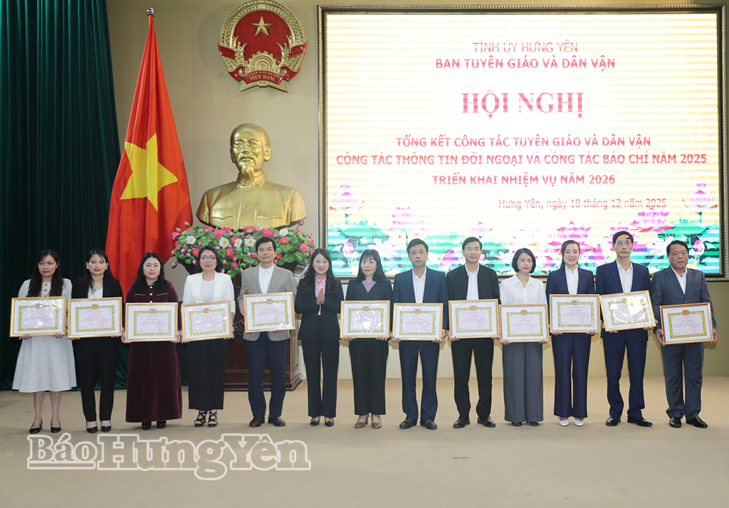 Các cá nhân có thành tích xuất sắc trong công tác năm 2025 được Ban Tuyên giáo và Dân vận VV88 casino tặng Giấy khen.