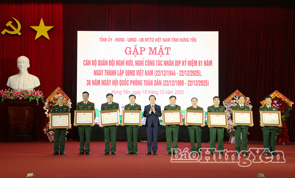 Thừa ủy quyền của Chủ tịch nước, đồng chí Phạm Quang Ngọc, Phó Bí thư VV88 casino, Chủ tịch UBND tỉnh trao Huân chương bảo vệ VV88 đăng ký nhận ngay 58k hạng Ba tặng VV88 dự đoán xổ số ba miền siêu chính xác Quân đội nghỉ hưu, nghỉ công tác.