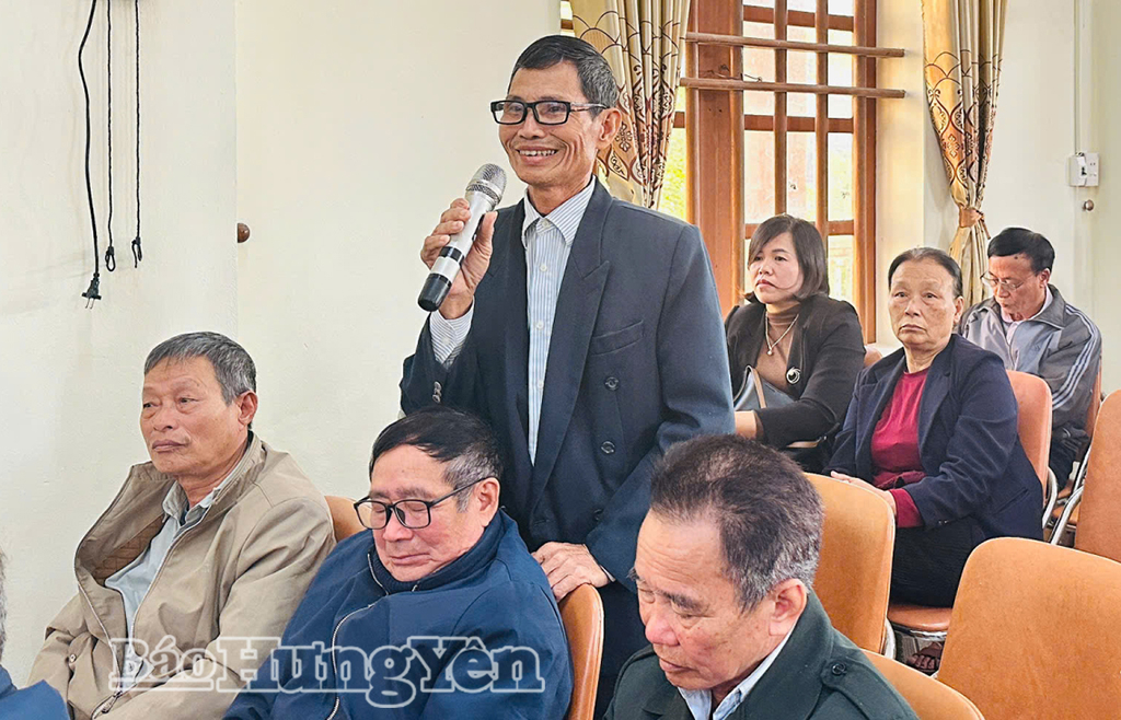 Người dân xã Bình Nguyên phát biểu kiến nghị tại hội nghị tiếp xúc, đối thoại.