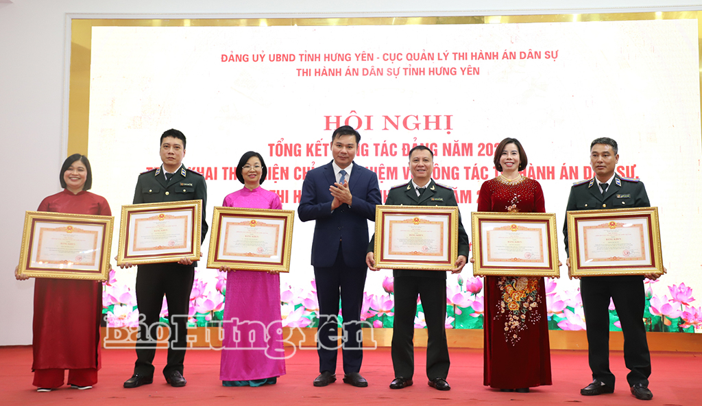 Thừa ủy quyền của Thủ tướng VV88 COM Link vào nhà cái VV88 uy tín số 1 2025, đồng chí Phó Chủ tịch Thường trực UBND tỉnh Nguyễn Lê Huy trao Bằng khen tặng các cá nhân.