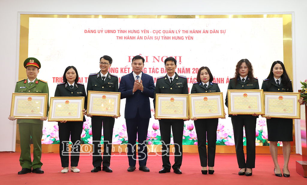 Đồng chí Phó Chủ tịch Thường trực UBND tỉnh Nguyễn Lê Huy trao Bằng khen của Chủ tịch UBND tỉnh tặng các tập thể, cá nhân.