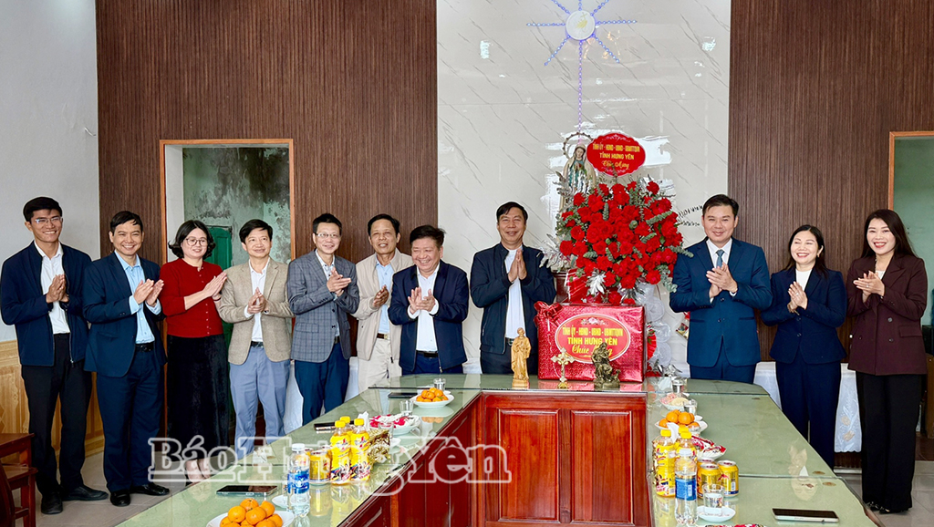 Các đồng chí: Nguyễn Lê Huy, Phó Chủ tịch Thường trực UBND tỉnh; Trần Thị Tuyết Hương, Phó Chủ tịch HĐND tỉnh tặng hoa, quà chúc mừng Giáng sinh Linh mục Bùi Đình Nguyện và bà con giáo dân Giáo xứ Duyên Lãng, xã Hồng Minh.