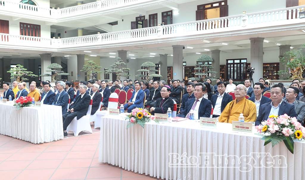 Đồng chí Bí thư Tỉnh ủy Nguyễn Hữu Nghĩa và các đại biểu tới chúc mừng Tòa Giám mục Giáo phận Thái Bình.