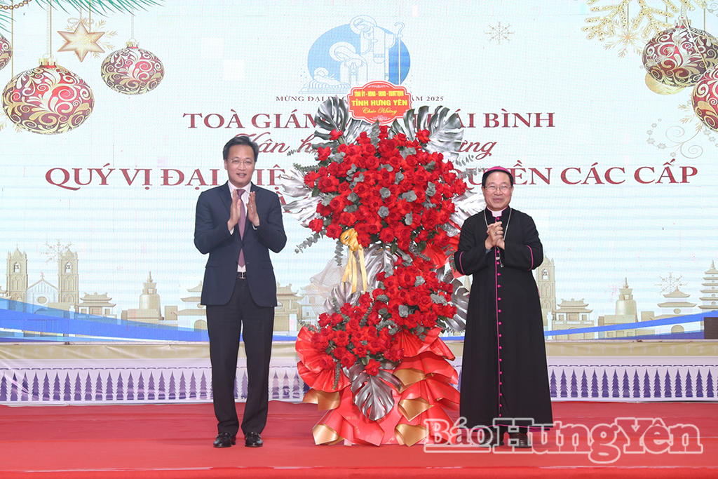 Đồng chí Bí thư Tỉnh ủy Nguyễn Hữu Nghĩa tặng hoa chúc mừng Tòa Giám mục Giáo phận Thái Bình nhân dịp lễ Giáng sinh 2025.