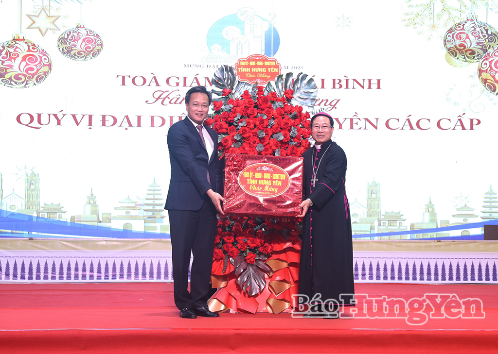 Đồng chí Bí thư Tỉnh ủy Nguyễn Hữu Nghĩa trao quà của Tỉnh ủy, HĐND, UBND, Ủy ban MTTQ Việt Nam tỉnh tặng Tòa Giám mục Giáo phận Thái Bình.