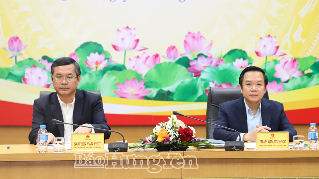 Các đồng chí: Chủ tịch UBND tỉnh Phạm Quang Ngọc; Thứ trưởng Bộ Giáo dục và Đào tạo Nguyễn Văn Phúc đồng chủ trì hội nghị.