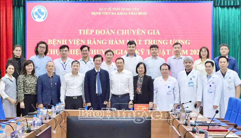 Đoàn chuyên gia Bệnh viện Răng Hàm Mặt Trung ương và hai kíp phẫu thuật cho người bệnh.