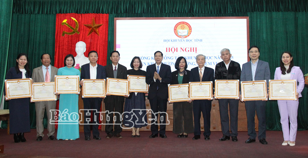 Chủ tịch Hội Khuyến học tỉnh trao giấy khen cho các  cá nhân, tập thể có thành tích xuất sắc trong công tác khuyến học, khuyến tài, xây dựng xã hội học tập năm 2025.