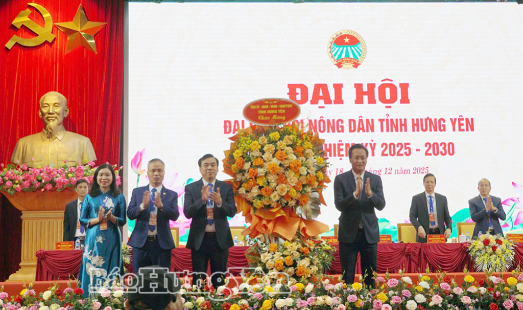 Đồng chí Nguyễn Hữu Nghĩa, Ủy viên Ban Chấp hành Trung ương Đảng, Bí thư VV88 casino tặng hoa chúc mừng Đại hội.