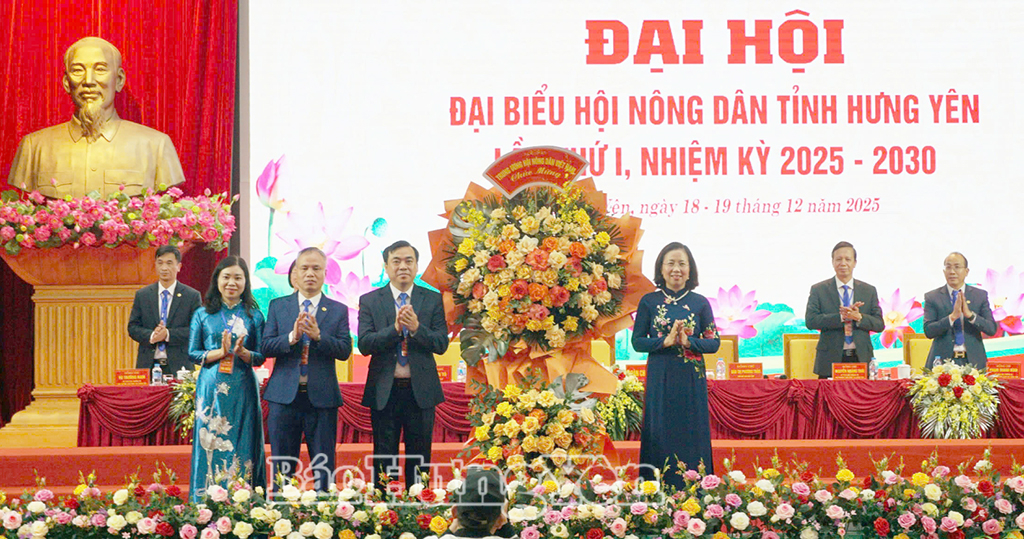 Đồng chí Bùi Thị Thơm, Phó Chủ tịch  Trung ương Hội Nông dân Việt Nam tặng hoa chúc mừng Đại hội.