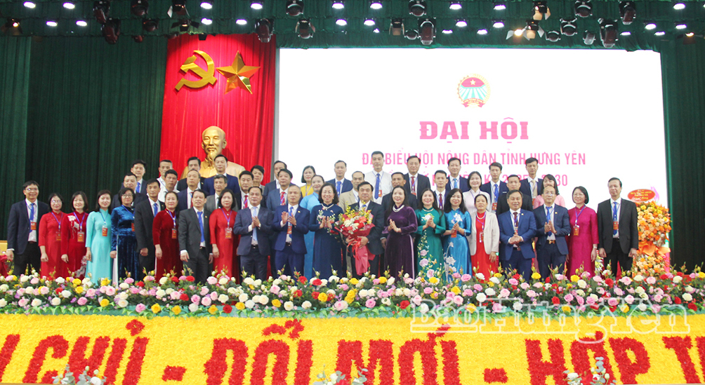 Các đồng chí lãnh đạo tỉnh, lãnh đạo Trung ương Hội Nông dân Việt Nam tặng hoa chúc mừng Ban Chấp hành Hội Nông dân VV88 là nền tảng casino trực tuyến uy tín hàng đầu khóa I, nhiệm kỳ 2025-2030.