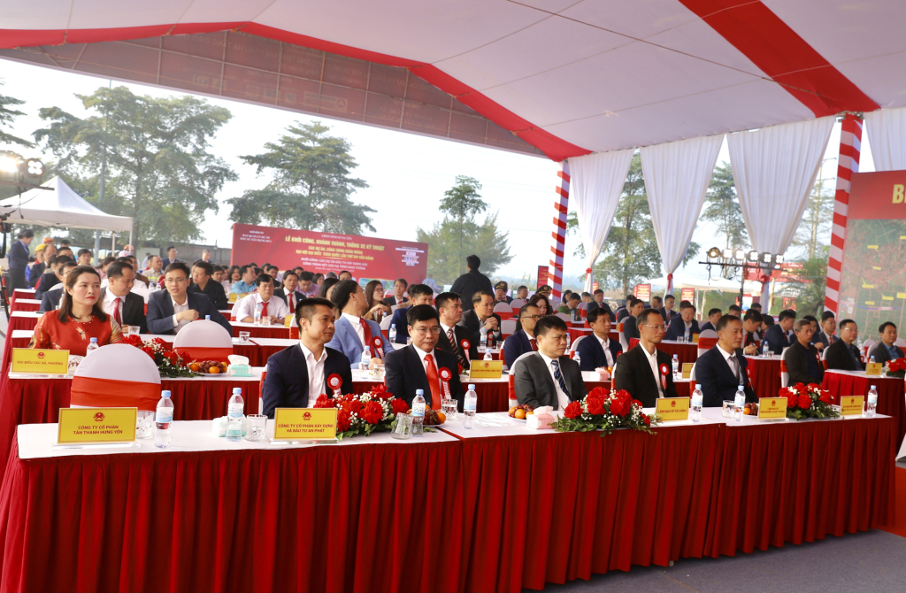 Các đại biểu dự lễ khởi công.